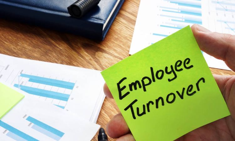 Definisi turnover karyawan, Sumber: aihr.com